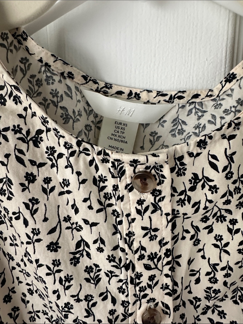 H&M Cream Button-Front Puff Sleeve Blouse with Black Floral Print - Picture 2 of 3